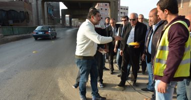 محافظ الجيزة يعاين المطبات الصوتية بمحور صفط اللبن
