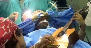 شاهد.. عازف يخضع لعملية إزالة ورم استغرقت 6 ساعات أثناء لعبه على الجيتار