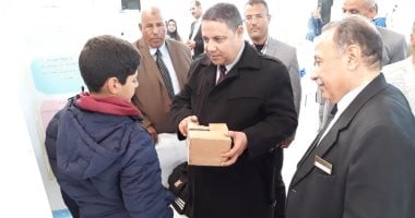 صور.. وكيل تعليم الوادى الجديد يتفقد المعرض المحلى للعلوم والهندسة بالداخلة 