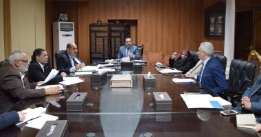 رئيس جامعة بنى سويف يجتمع مع مسئولى الجودة استعدادًا لتجديد شهادة الأيزو