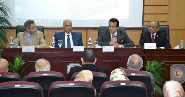 صور.. وزير التعليم العالى يناقش لائحة قانون المستشفيات الجامعية بطب الإسكندرية