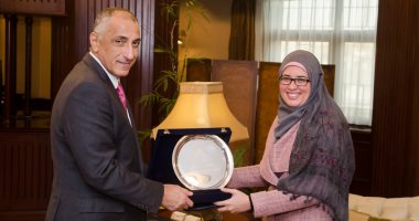 بالصور.. طارق عامر يسلم الزميلة منى ضياء جائزة المركز الأول بتدريب الصحفيين الاقتصاديين