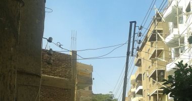 قارئ يرصد عامود إنارة مائل بشارع مكة ببنها بمحافظة القليوبية
