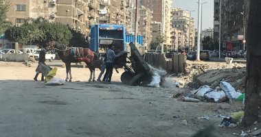 قارئ يشكو من إلقاء عربات الكارو مخلفات البناء بالطريق العمومى بميدان ابن سندر