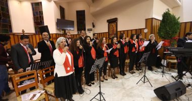 مئات الأقباط يحتفلون بعيد الميلاد بالكنيسة الأسقفية فى الزمالك