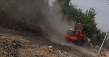 صور.. رفع 45 طن مخلفات وقمامة خلال حملات نظافة فى البياضية بالأقصر