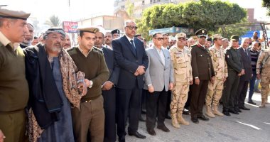 صور.. محافظ بنى سويف يتقدم جنازة شهيد الواجب فى جنازة عسكرية