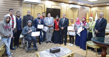 رئيس جامعة بنى سويف يكرم الطلاب الفائزين فى بطولة أولمبياد ذوى الإعاقة