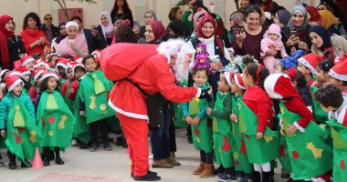 بابا نويل يوزع الهدايا على السائحين فى الأقصر وتلاميذ المدارس بالجيزة