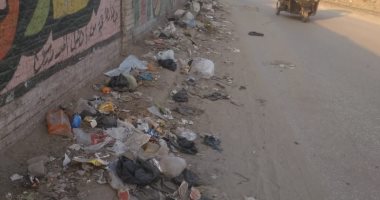 تراكم القمامة والمخلفات بجانب سور محطة قطار 23 يوليو بالمرج الجديدة