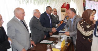صور.. الغضبان يكرم معلمين بورسعيد المحالين للمعاش.. ويؤكد: تعلمت على أيديكم