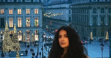 شاهد.. سلمى حايك تحتفل بالكريسماس من فاندوم بلاس بباريس
