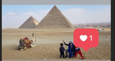 منى زكى فى جولة سياحية بالأهرامات بصحبة نجليها