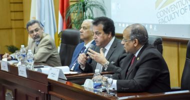 صور.. وزير التعليم العالى يجتمع بأساتذة طب الإسكندرية لمناقشة قانون المستشفيات