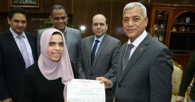 صور.. محافظ المنوفية يسلم عددا من شيكات التمويل المباشر لأصحاب المشروعات الصغيرة