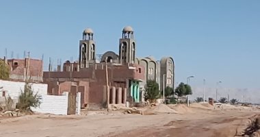 صور.. تطهير محيط كنيسة مارى جرجس بالداخلة استعدادا للاحتفال برأس السنة 