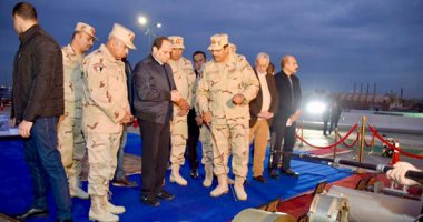 فيديو وصور.. السيسي يتفقد محور روض الفرج والمتحف المصرى الكبير.. فجرا
