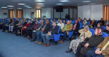 صور.. محافظ الإسكندرية يكرم خريجى برنامج إعداد القيادات