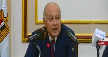 رئيس جامعة القاهرة يهدى درع الجامعة لأحمد أبو الغيط