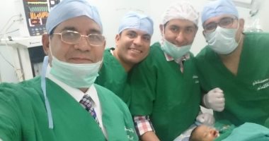 صور.. أطباء معهد أورام أسيوط يجرون عملية استئصال ورم لطفلة عمرها 3 أيام 