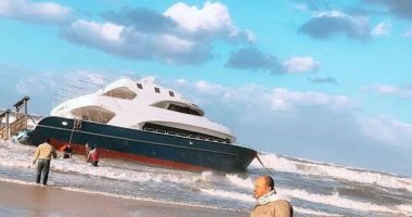 صور.. الأهالى يعثرون على ياخت سياحى بعد شحوطه فى الرمال ببلطيم