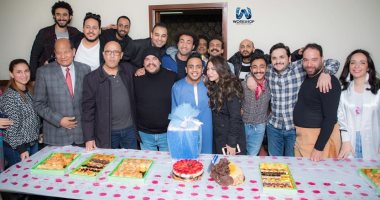 شاهد.. نجوم مسرح مصر يحتفلون بعيد ميلاد "أوس أوس" فى الكواليس