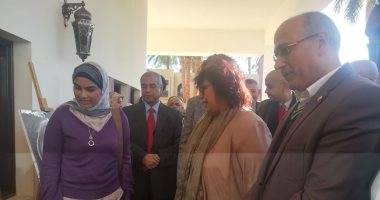 صور.. وزيرة الثقافة تتفقد المعرض الفنى لختام ملتقى سمبوزيوم الأقصر 