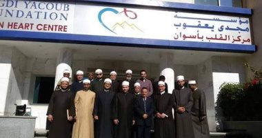 صور.. قافلة الأزهر توزع مصاحف على مرضى القلب بمركز مجدى يعقوب بأسوان