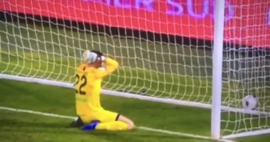 حارس مرمى يتسبب فى أغرب هدف كوميدى بالدوري الإيطالي.. فيديو 