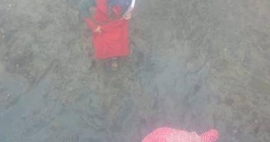 شكوى من غرق شوارع قرية العظمة بمياه الصرف الصحى وتعرض الأهالى لخطر الصعق