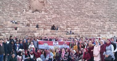 للدفاع عن جمال وأمن مصر.. عميد آثار دمياط يشارك بصور طلاب وهيئة التدريس بالأهرمات