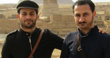 قارئ يشارك بصورته مع صديقه التونسى ضمن مبادرة الدفاع عن جمال وأمن مصر