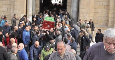خالد بيبو وهشام حنفي وصناع الموسيقى فى جنازة والدة عصام كاريكا