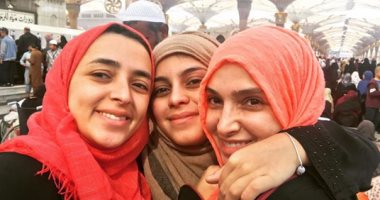 روجينا تؤدى مناسك العمرة مع بناتها.. صور