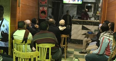 صور.. جمهور الأهلى يتابع مباراة الداخلية من المقاهى رغم الأمطار