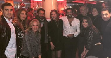 وتستمر الاحتفالات.. هنا شيحة تتوسط فلوكس وحميد الشاعرى فى عيد ميلادها.. صور