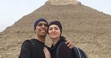 جمال مصر.. قارئ يشارك بصورته: أنا وزوجتى الروسية بنقول تحيا مصر