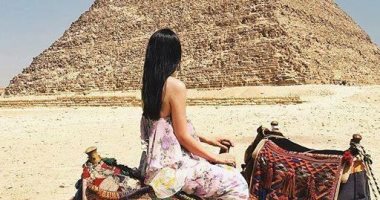 جمال مصر.. قارئ يشارك "اليوم السابع" لصورة سائحة فى الأهرامات 