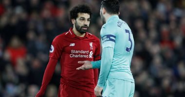 ليفربول ضد أرسنال.. مدافع الجانرز يحاول الاعتداء على محمد صلاح ..فيديو 