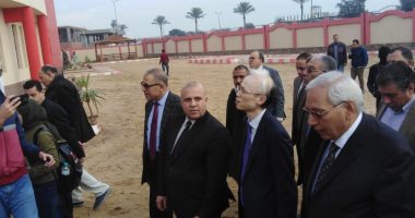 السفير اليابانى يزور 3 مصانع للألمنيوم بميت غمر ويحرص على التقاط الصور للمنتجات
