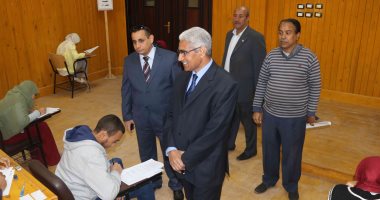 رئيس جامعة جنوب الوادى يتفقد امتحانات الفصل الدراسى الأول