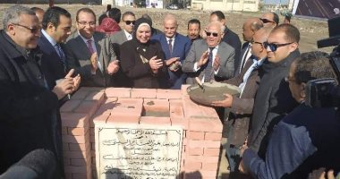 صور.. نيفين جامع ومحافظ بورسعيد يضعان حجر أساس المنطقة الصناعية الثانية للشباب
