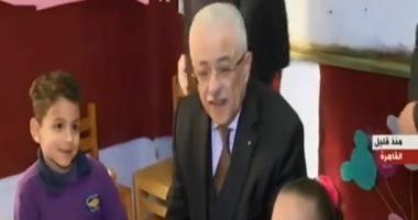وزير التعليم يجالس أطفال الروضة بمدرسة الإمام الشافعى الابتدائية