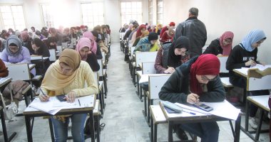 طلاب الصف الأول الثانوى يبدأون امتحان مادة الجغرافيا