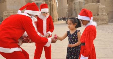 صورة اليوم.. بابا نويل على أرض معبد الأقصر