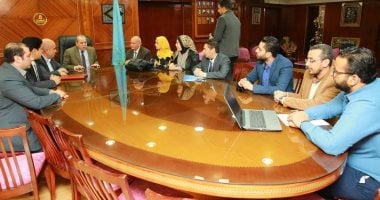 محافظ كفر الشيخ يستقبل وفد وزارة المالية ويتسلم شاشات المالية لدعم متخذى القرار