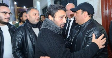 حميد الشاعرى ومدحت العدل ومحمد لطفى أول الحضور فى عزاء شقيق محمد فؤاد.. صور