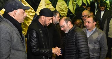 صور.. أيمن بهجت قمر وأمينة وكريم حسن شحاتة فى عزاء والدة عصام كاريكا