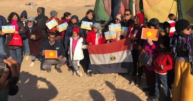 سياح فيتناميون يرفعون علمى بلادهم ومصر فى رحلة بالون طائر بالأقصر