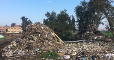 صور.. شكوى من تراكم القمامة وانتشار مياه الصرف بترعة الجعفرية فى الغربية